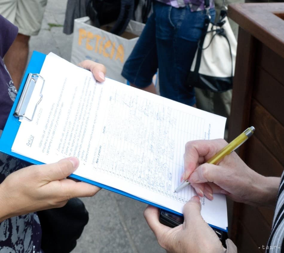 Petíciót indítottak Ipolyság város lakói, mert túl sok fizetést szavaztak meg a polgármesternek