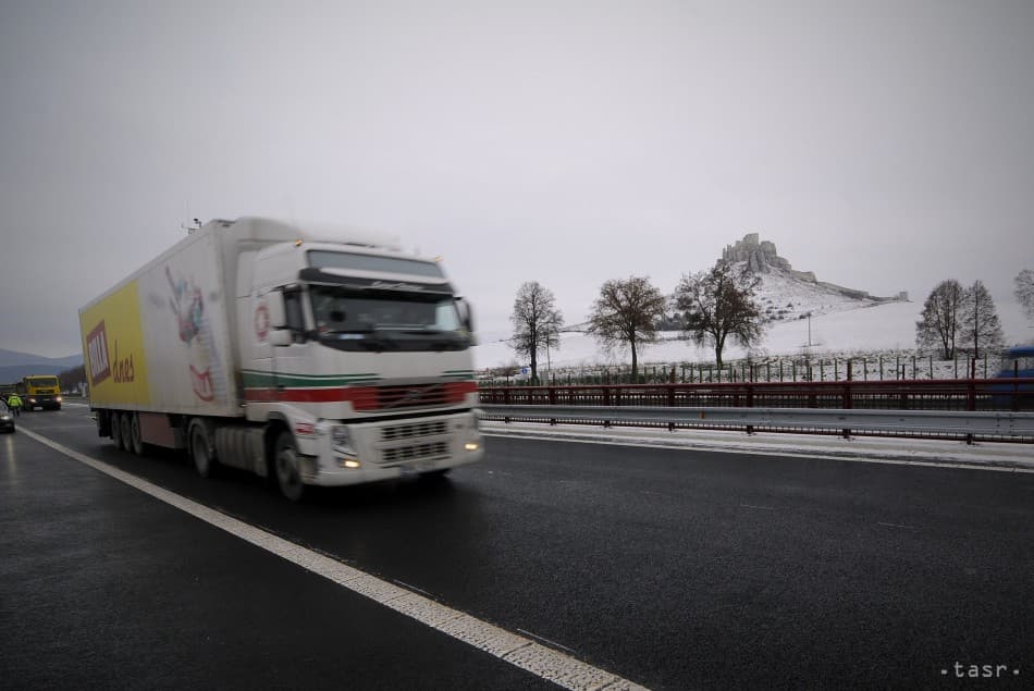 Kamionosok ezrei hiányoznak Szlovákiában. Az összeomlás brit forgatókönyve fenyeget nálunk is?