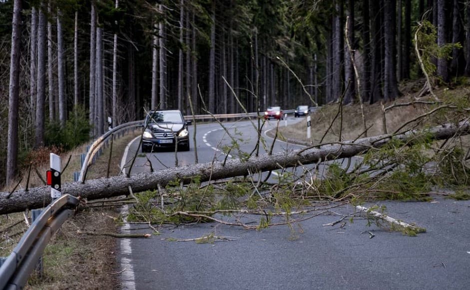 Észak-Európában is fennakadások vannak a közlekedésben a nagy viharok miatt, halálos áldozata is van