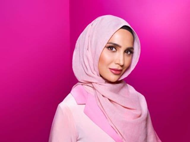 Egy fejkendős muszlim nő szerepel a L'Oréal legújabb kampányában