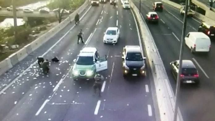 Az autópályán zuhant ki a rablók pénzzel teli táskája (VIDEÓ)