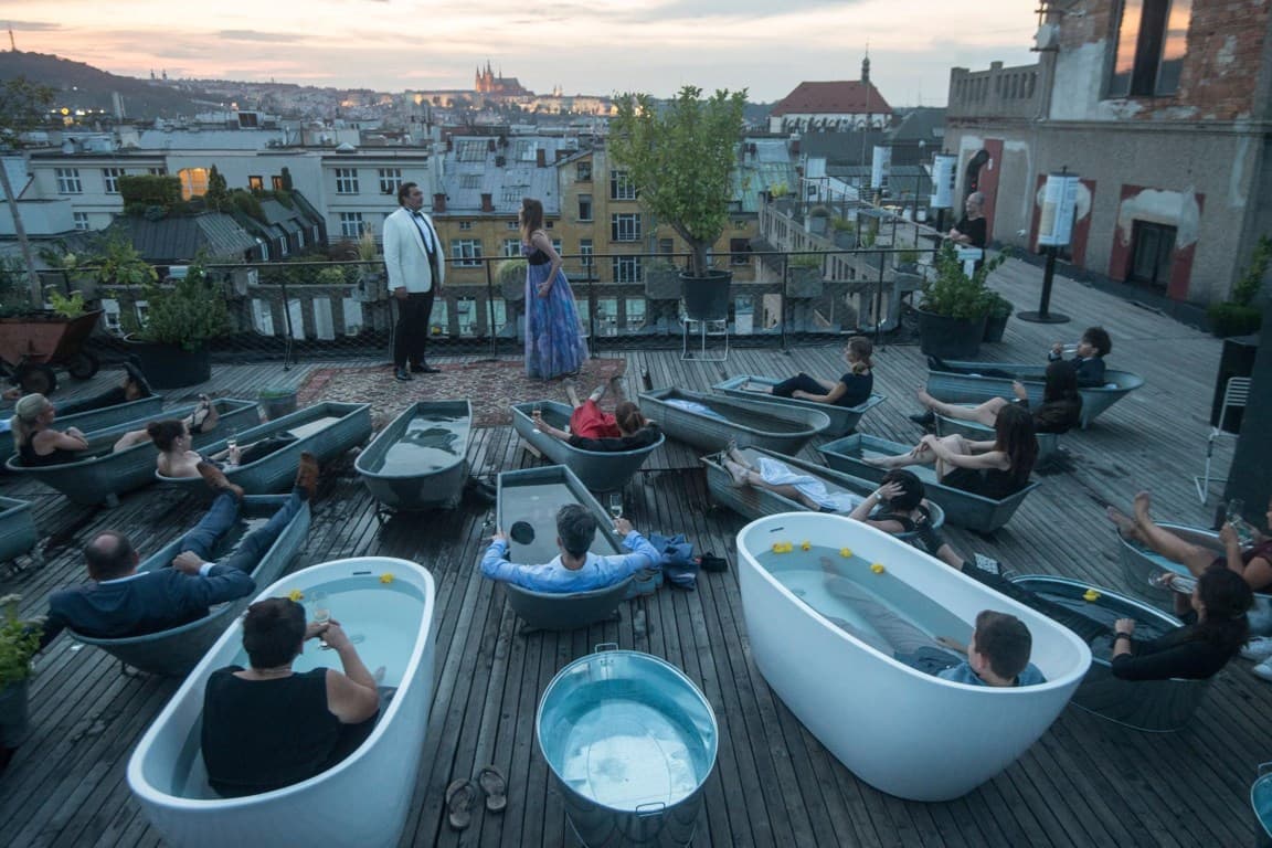 Egy palota tetején fürdőkádakból élvezhették a Don Giovannit az operarajongók (VIDEÓ)