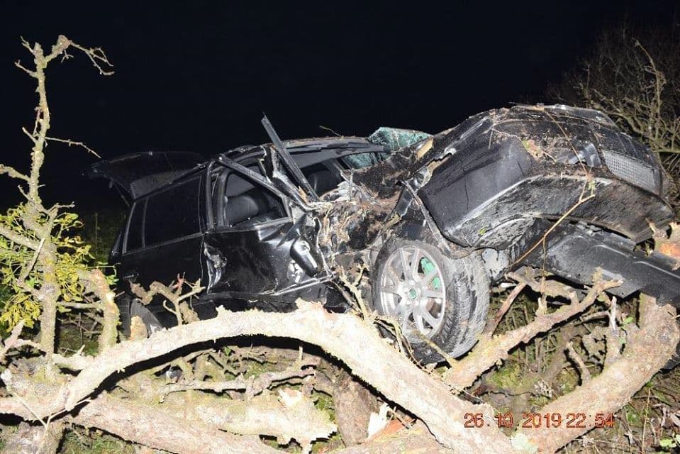 Súlyos baleset: túl gyorsan hajtott a kanyarban, fának csapódott a fiatalokkal teli autó