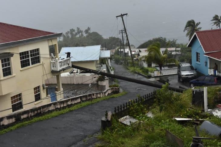 Több tízezer ember hagyta el otthonát Kubában a közelgő trópusi vihar miatt, Floridában felrobbantják a részben összedőlt házat
