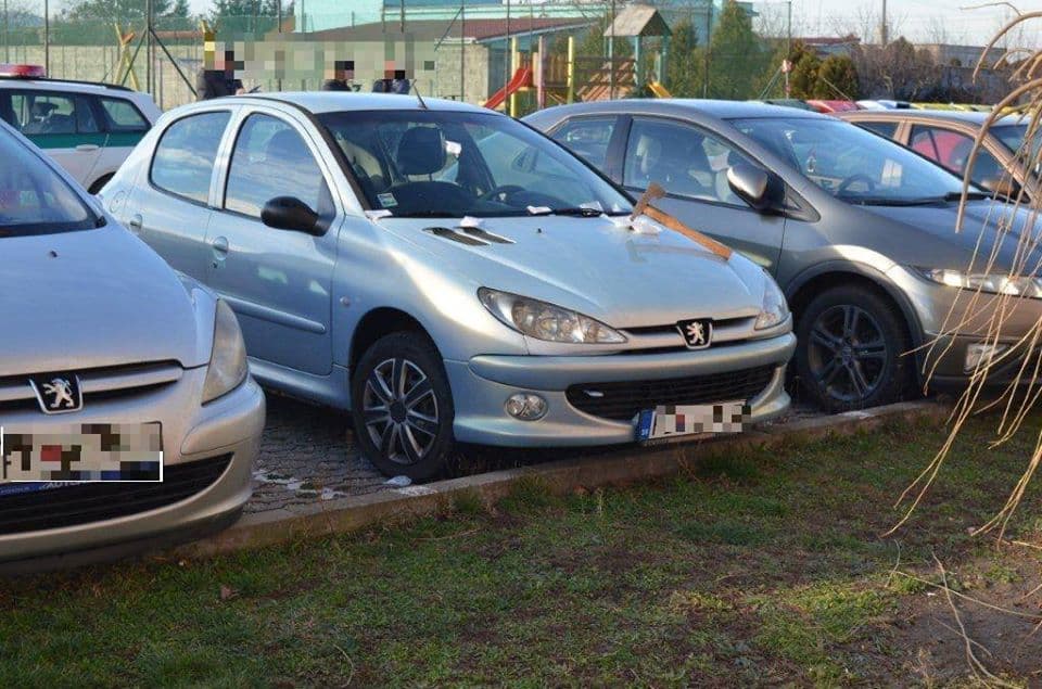 Belevágtak a Peugeot-ba egy fejszét, de mást is hagytak a kocsin (FOTÓK)
