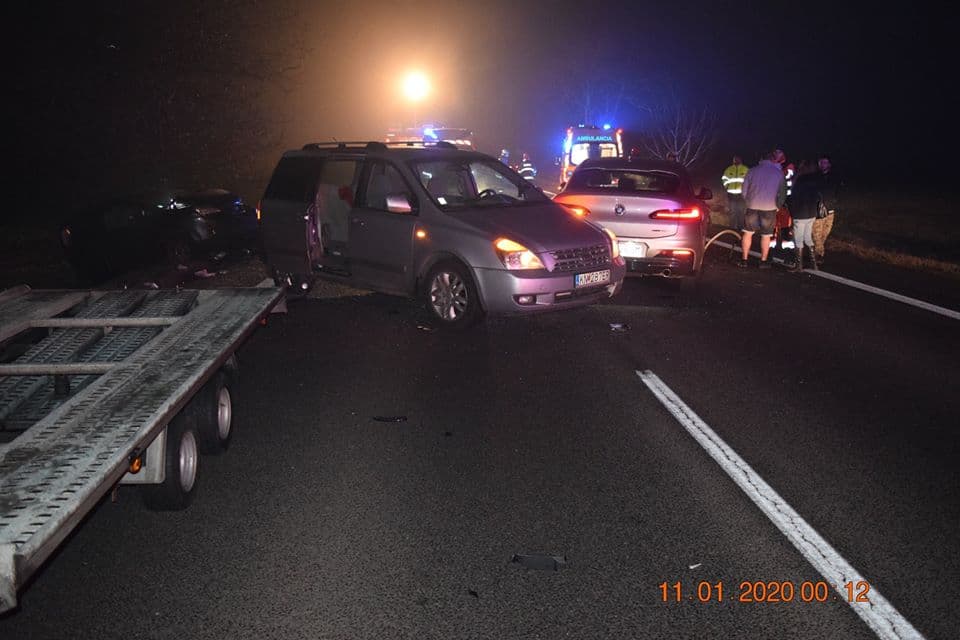BALESETEK: Sárosfánál egy súlyos sérült a 63-ason, az autómentő sofőrje két kocsi közé szorult!