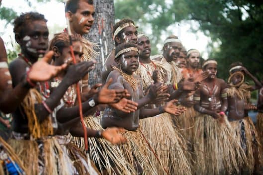 A gyarmatosítás korában elkövetett tömeggyilkosságoknak sok ezer ausztrál bennszülött esett áldozatul