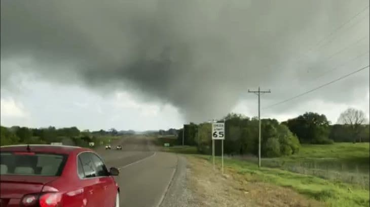 Heves viharok söpörtek végig Oklahoma és Texas határán az Egyesült Államokban, többen meghaltak