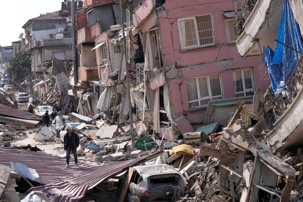 FÖLDRENGÉS: Élve kimentettek két gyereket a romok közül, de az áldozatok száma már elérte a 28 ezret