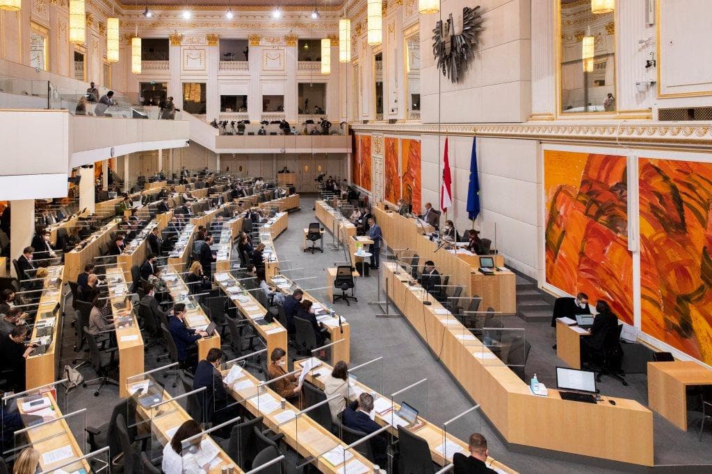 Az osztrák parlament alsóháza megszavazta a kötelező oltást a 18 éven felüliek számára