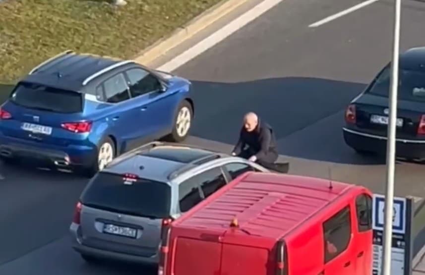 Megszólalt a férfi, aki egy motorháztetőn rendezett jelenetet Pozsonyban, az erről készült videó pedig az internet slágerévé vált