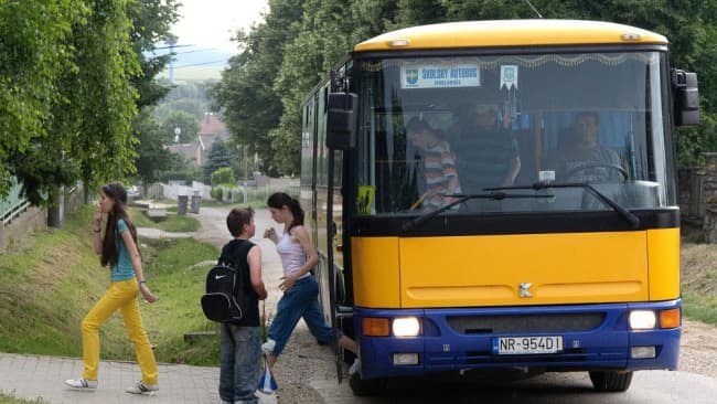 A közlekedési-és az oktatásügyi minisztérium iskolabuszok indításáról tárgyalt