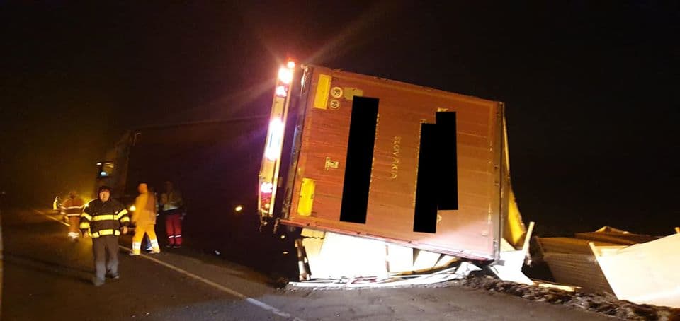 Felborult kamion zárta el az utat Felsőszeli és Taksony között