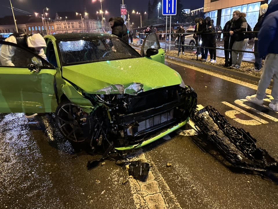 BALESET: Nagy sebességgel zúzta szét az utcát és a kirakatokat a zöld Audi sportkocsi