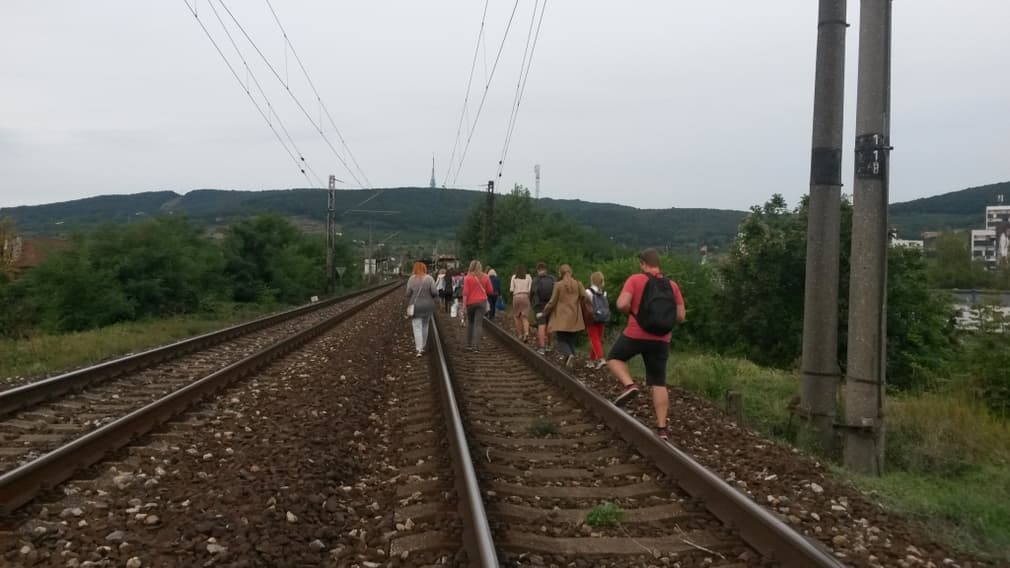 Megint késtek a vonatok – az utasok a síneken gyalogoltak vissza az állomásra