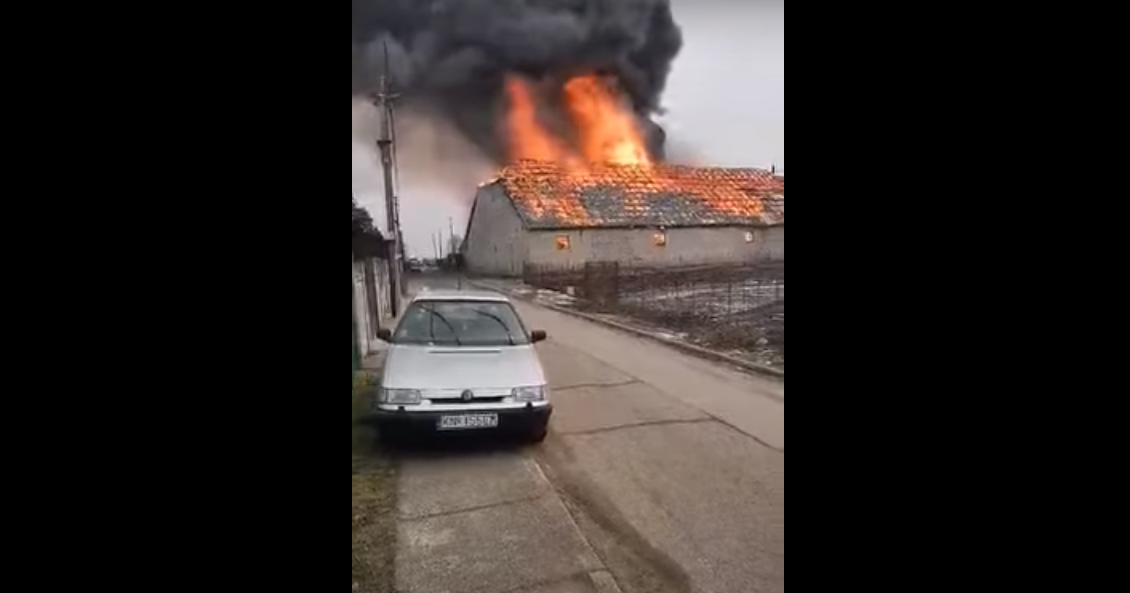 Hatalmas lángokkal égett a mezőgazdasági raktár épülete Marcelházán (VIDEÓ)