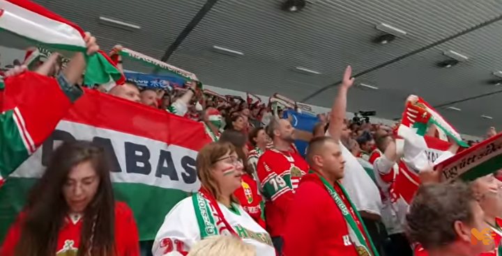 A románok botrányosnak tartják, hogy több jégkorongozójuk a magyar szurkolókkal és hokisokkal énekelte a székely himnuszt (VIDEÓ)