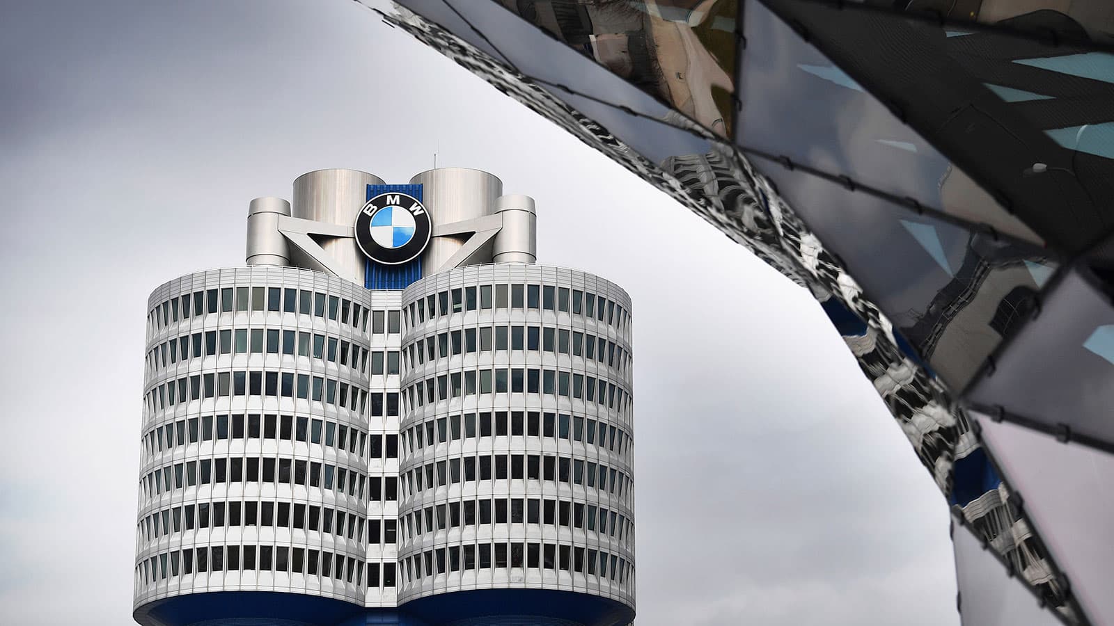 A BMW is felfüggeszti a termelést Európában a járvány miatt