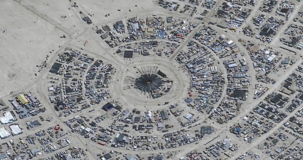 Több tízezren rekedtek a sárban, egy ember meghalt a nevadai Burning Man fesztiválon (Videó)