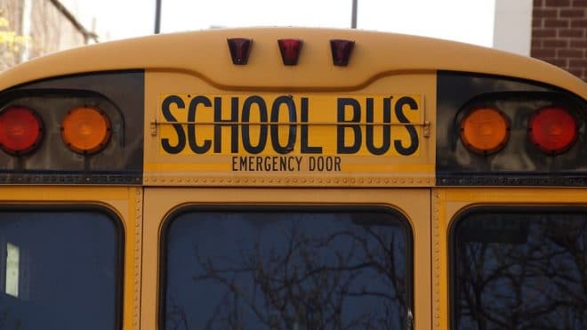 Felborult a gyerekekkel teli iskolabusz (videó)