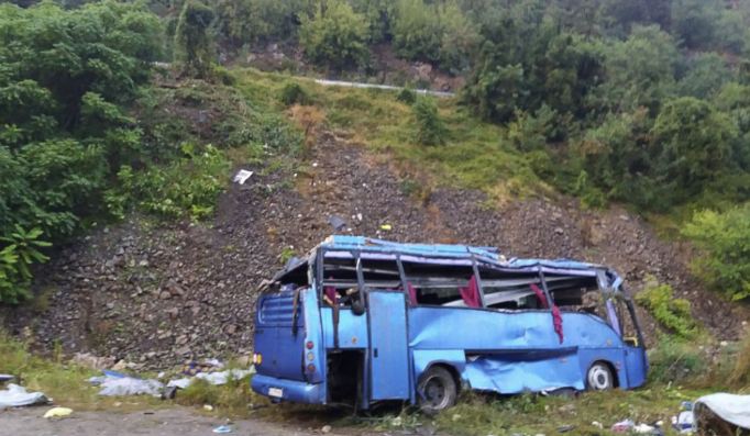 Több tucat halottja van egy buszbalesetnek