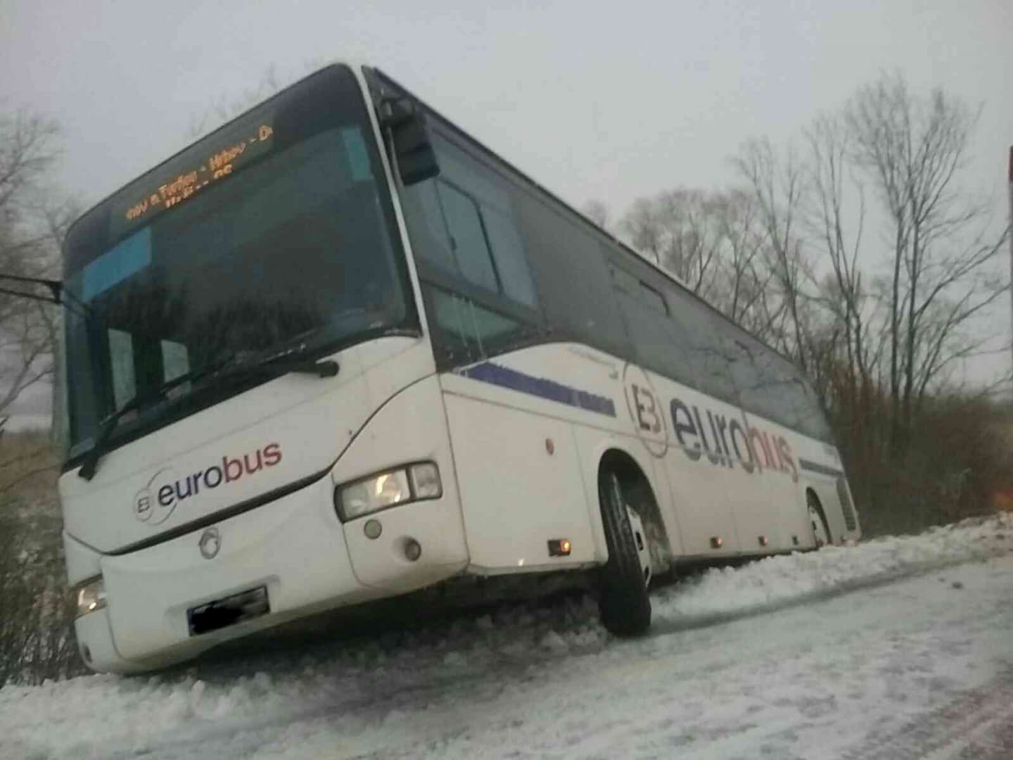 A hóvihar egy buszt is leküldött az útról, de a helyzet már lenyugodott Kelet-Szlovákiában