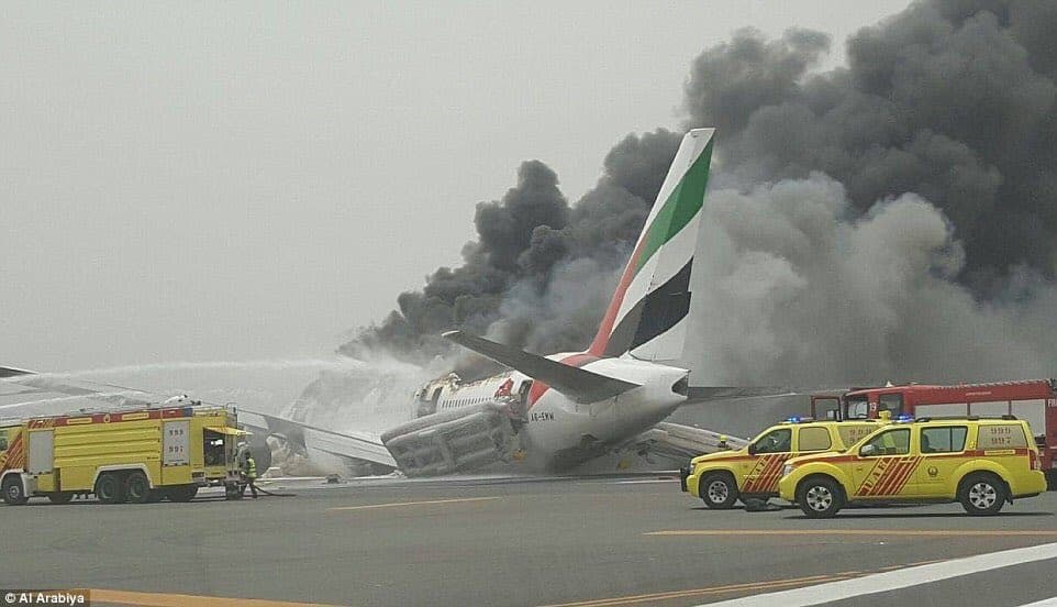 Meghalt egy tűzoltó az Emirates repülőgépének oltásakor