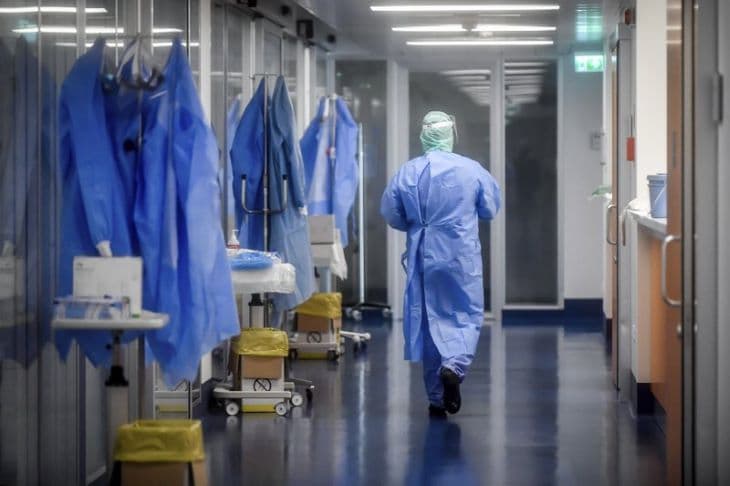Elhunyt két beteg, 526 új koronavírus-fertőzöttet találtak Magyarországon