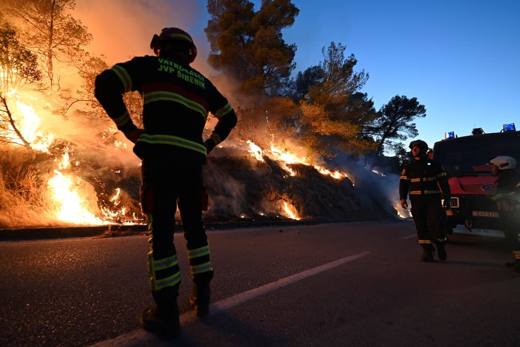 Óriási tűzvész pusztít a horvátországi üdülőhelyeknél, veszélyben az első házak (FOTÓK, VIDEÓ)