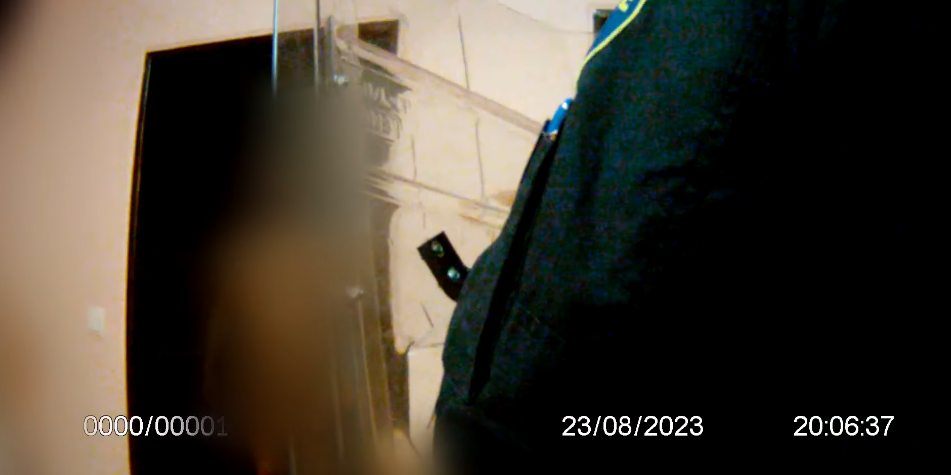 Családi dráma: késsel fenyegette szüleit és a rendőröket a meztelen férfi (VIDEÓ)