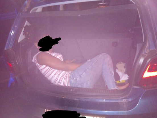KORONAVÍRUS: Autója csomagtartójában próbálta kicsempészni barátnőjét egy férfi az egyik legfertőzöttebb területről