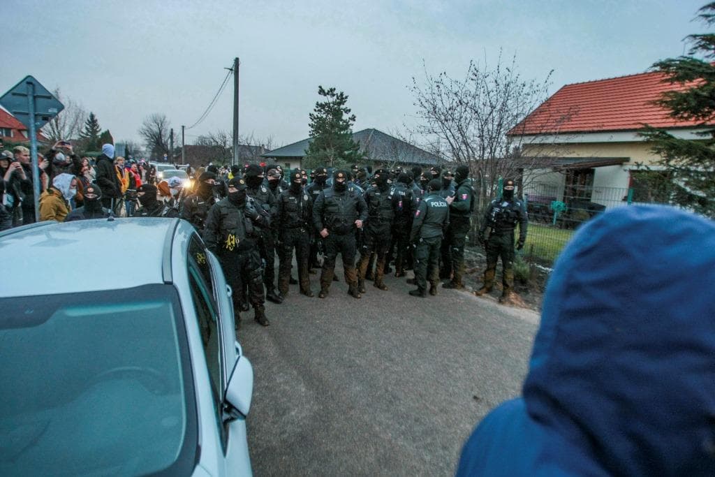 Tüntetni készültek a miloslavovi incidens egyik főszereplőjének háza előtt, a rendőrség közbelépett!