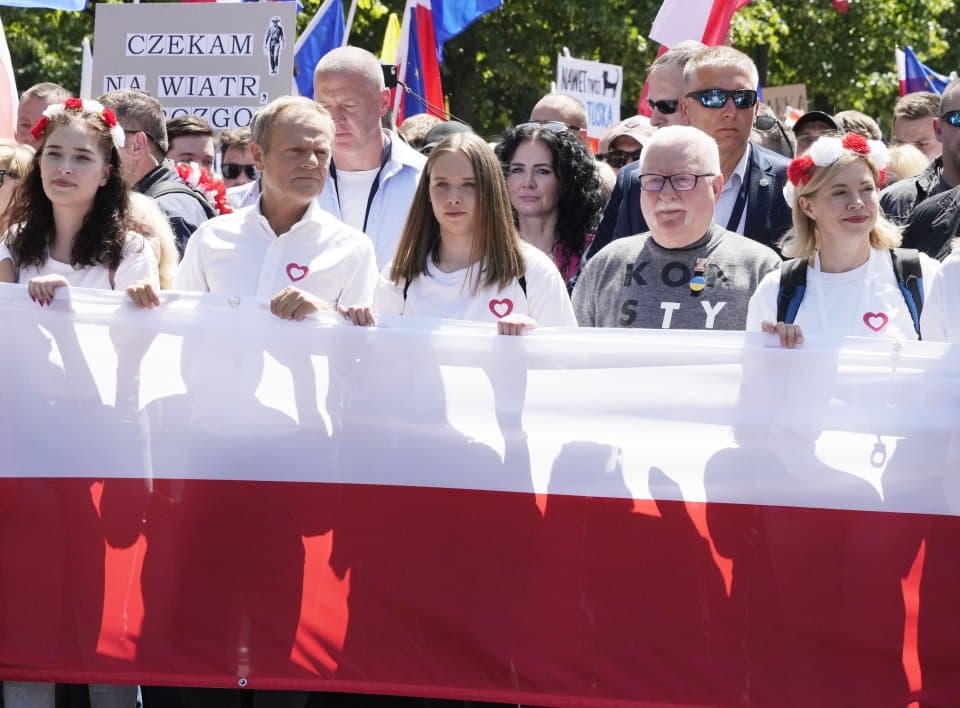 Százezrek vettek részt egy kormányellenes tüntetésen Varsóban