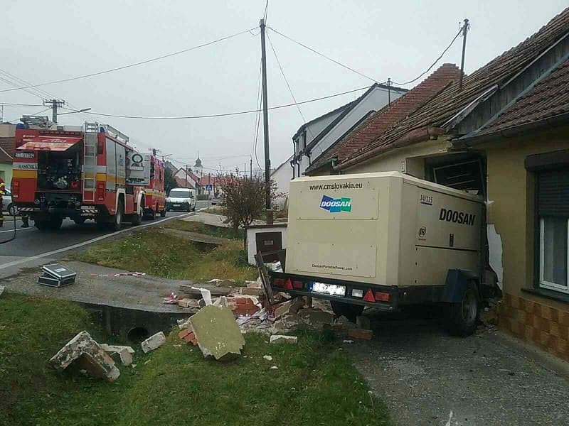 BALESET: Kompresszoros pótkocsi csapódott a családi házba