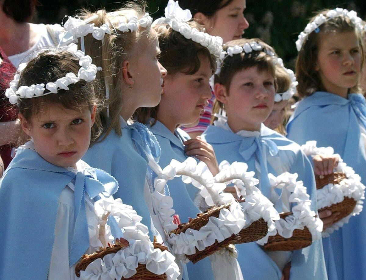 Katolikus szülőnek vallják magukat, de izoláltak volna egy roma kislányt az elsőáldozáson