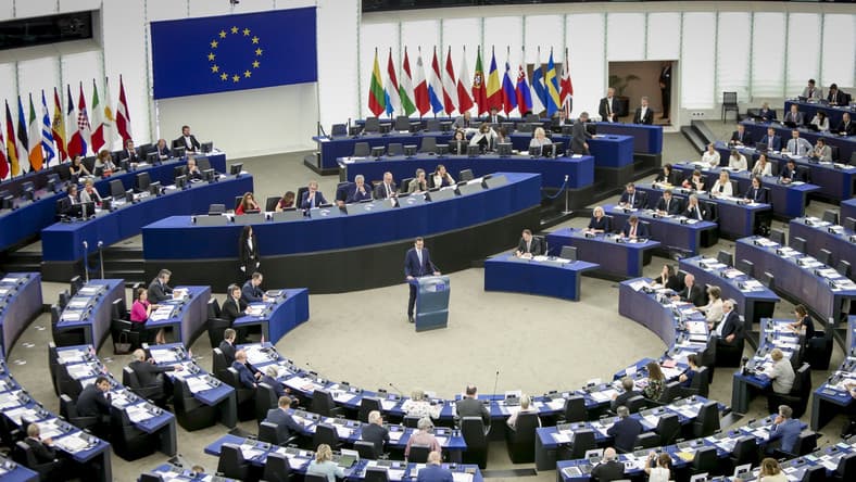 VÉGLEGES: Kiléptek a fideszes képviselők az Európai Néppárt EP-frakciójából
