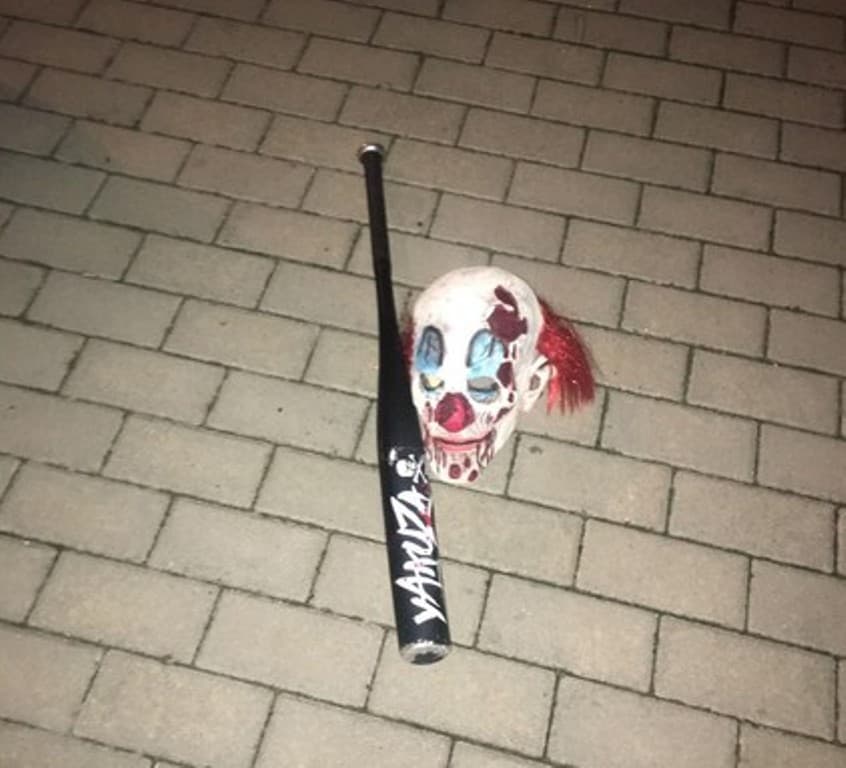 Horror a lakótelepen: bohócmaszkos férfi tombolt egy baseball-ütővel az éjszaka közepén