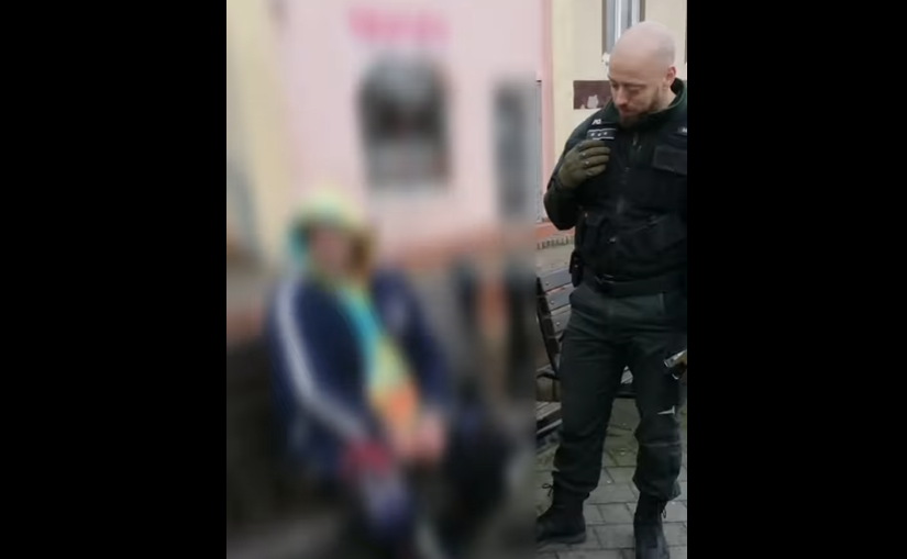 Dráma: azzal fenyegetőzött egy férfi a belvárosban, hogy lelövi azt, aki megközelíti őt (VIDEÓ)