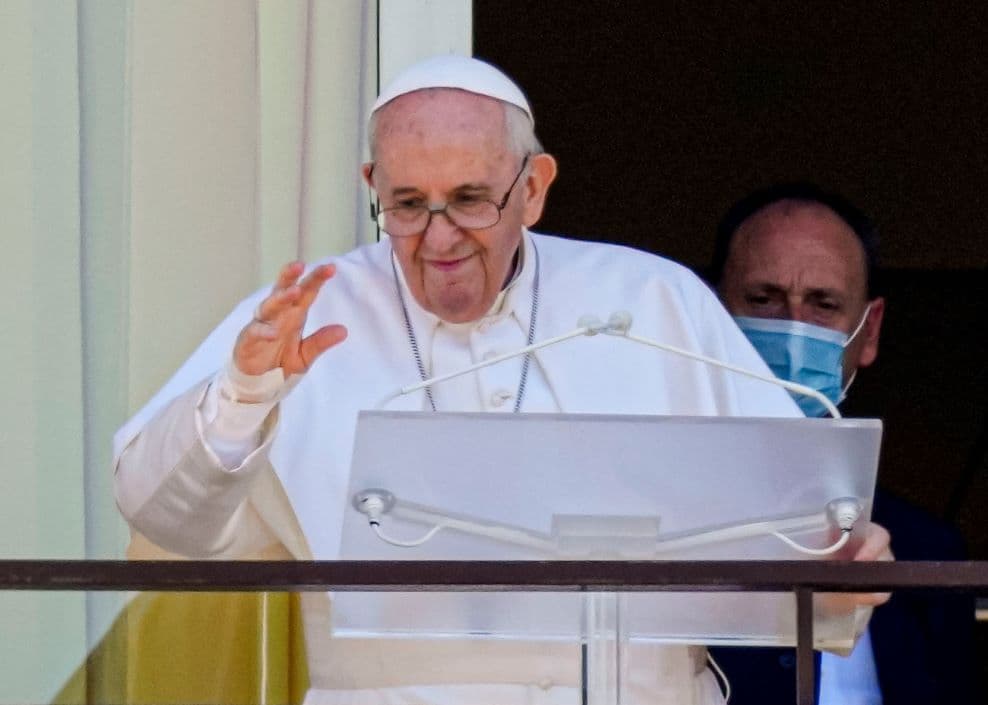 Danko a partvonalról rázza az öklét, mert a pápának megmutatják a hírhedt roma lakótelepet, közben meg azt se tudja, ez kinek a "műve"
