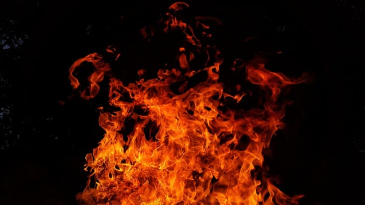 Felcsaptak a lángok a gumiszervizben - több mint 30 tűzoltó oltotta a tüzet