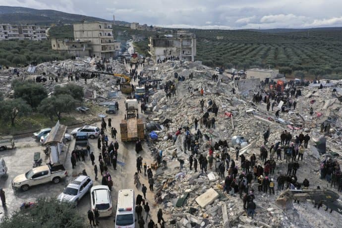 A német és az osztrák mentőegységek felfüggesztették a kutatást a földrengés sújtotta Törökországban a fosztogatók közötti összecsapások miatt