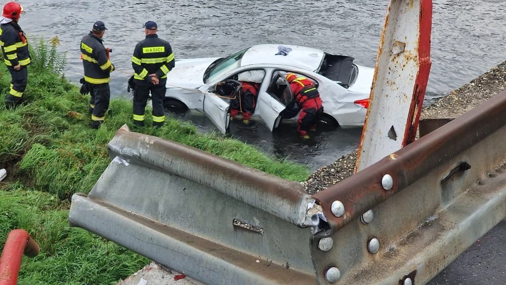 BALESET: Hét méter magasból zuhant a folyóba a kocsi, a sofőr lelécelt!