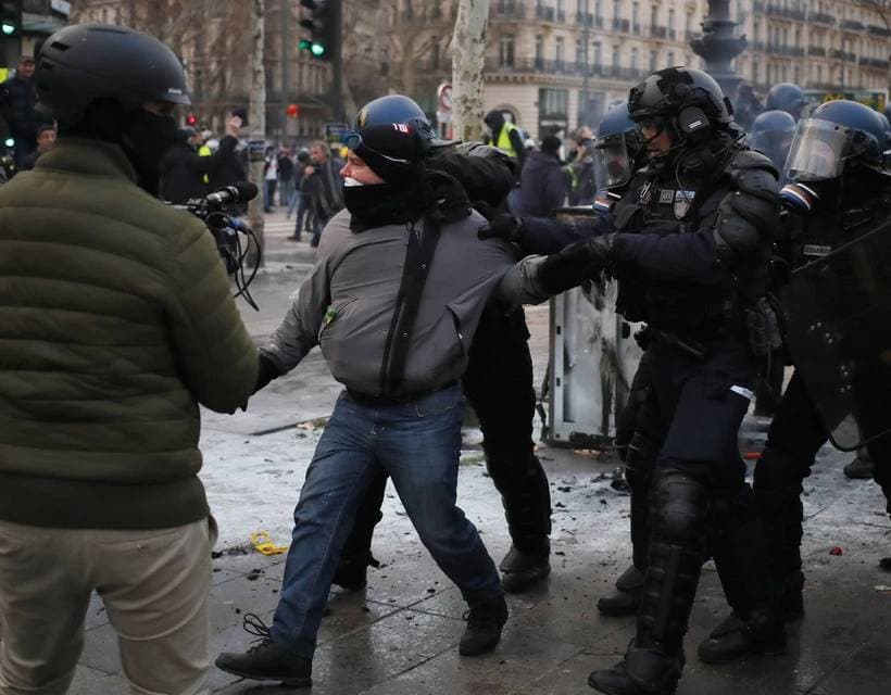 Több mint száz randalírozó szurkolót vettek őrizetbe Párizsban a Marokkó-Portugália meccs után