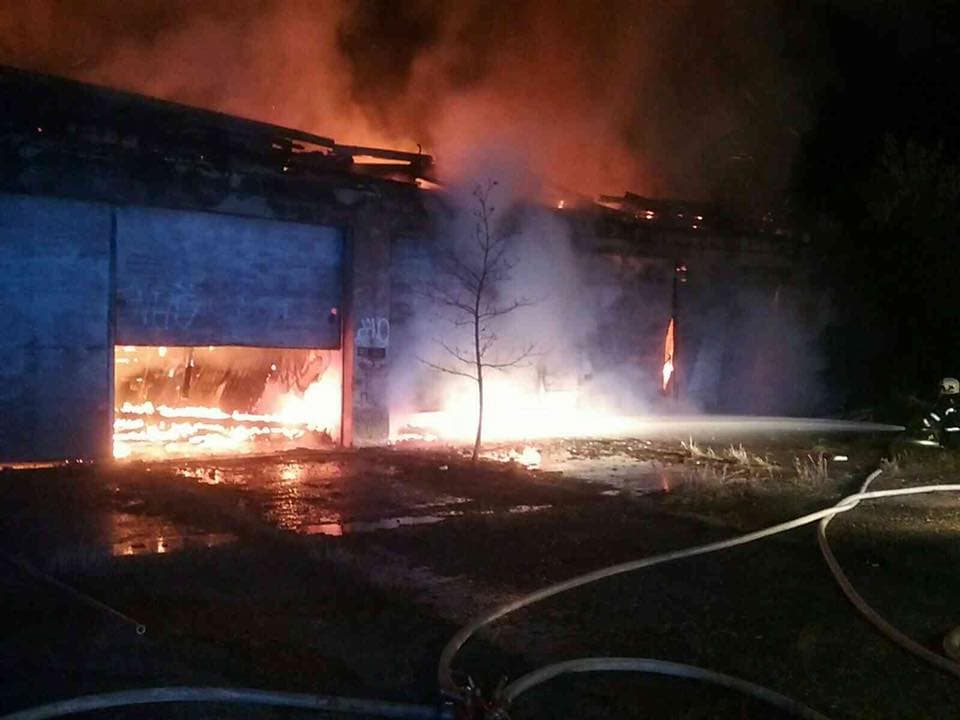 Hatalmas tűz keletkezett az elhagyatott garázsokban