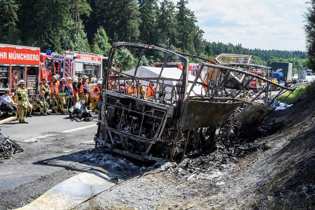 Legalább 18-an haltak meg a kiégett bajorországi buszban
