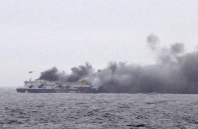 Lángokban áll egy hajó, mentőakció indult vagy 30 ember megmentésére