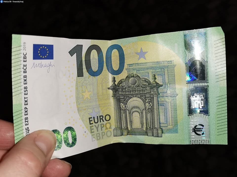 Hamis 100 euróssal fizettek az ebédért és a taxiért is – a rendőrség lecsapott a bandára