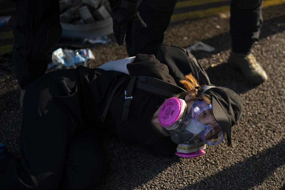 Éles lövedékkel lőttek meg a rendőrök egy tüntetőt Hongkongban