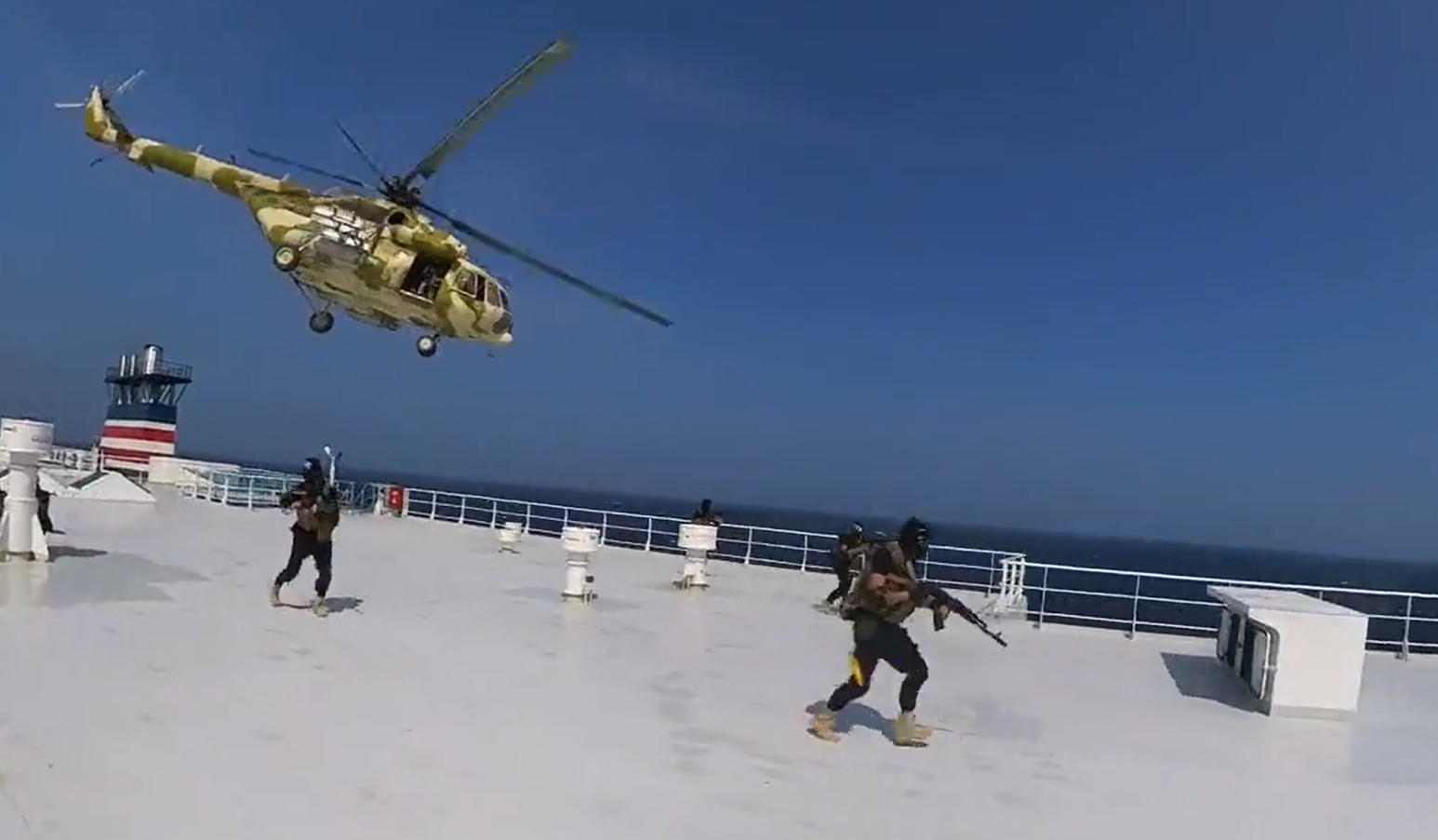 Helikopterrel rászálltak a muszlim terroristák a teherhajóra, mert azt el akarták téríteni (VIDEÓ)