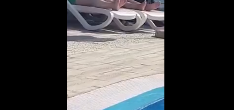 A medence szélén, mások szeme láttára elégítette ki férjét egy idős nő (videó) 18+